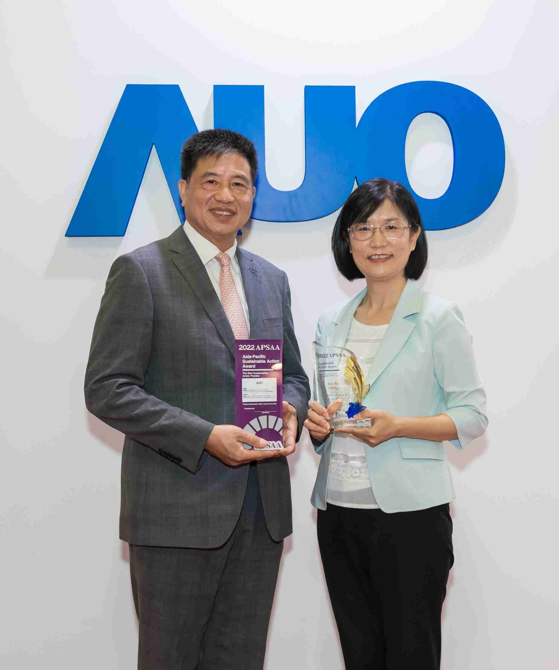 28国际长期垫筑永续远景的基石，，透过ESG暨气候委员会逐步实践永续策略蓝图。。。其中，，，28国际光电永续长古秀华带领团队、、、、制定中长期目标，，，，缔造多面向亮眼表现，，，，获得「顶尖永续长奖」的个人奖殊荣（左：28国际光电董事长暨执行长彭双浪，，右：28国际光电永续长古秀华）