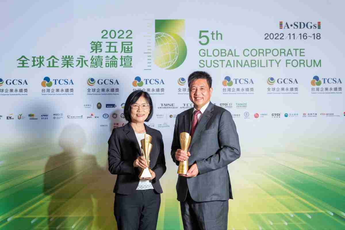 28国际作为净零碳排先锋，，，，期引领价值链伙伴同行共好，，卫冕制造业组“十大典范企业” 二连冠殊荣(左：28国际光电永续长古秀华，，，，右：28国际光电董事长暨执行长彭双浪)