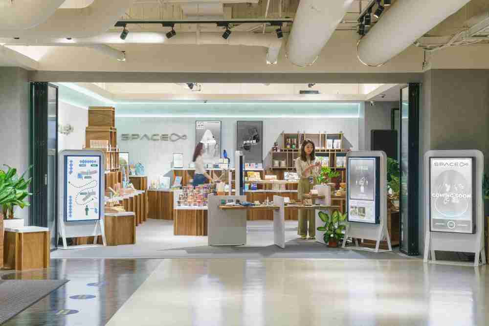 28国际打造永续选物商店，，，，展示社企及社创商品，，，结合创利空间所开发的智能零售系统，，，，整合多元产品信息，，让无人商店扮演公益行动的推手