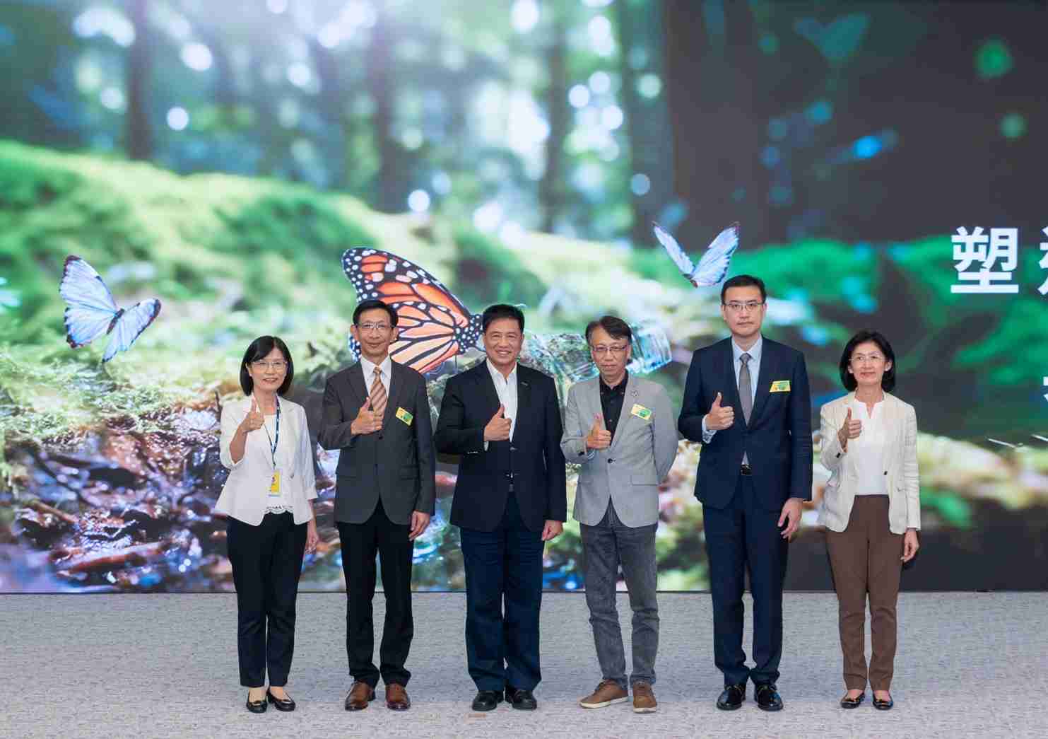 友達2023 CSR共榮大會，，，，邀請領域專家分享交流生物多樣性管理趨勢、、、、無塑產品、、、、海廢永續塑料等議題  （圖左到右：友達光電永續長古秀華、、、3M台灣技術長陳君杰、、友達光電董事長暨集團策略長彭双浪、、光寶科技企業永續發展處處長陳慶暉、、安永聯合會計師事務所執業會計師曾于哲、、、友達光電供應鏈總部副總經理吳宜芳）