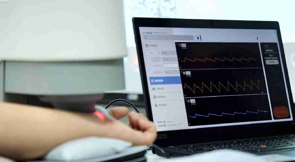 28国际耘康以高解析与拟真的显示技术，，，将其应用于中医检测，，，提供“中医数位化检测方案”，，，使传统中医检测结果数据化与可视化