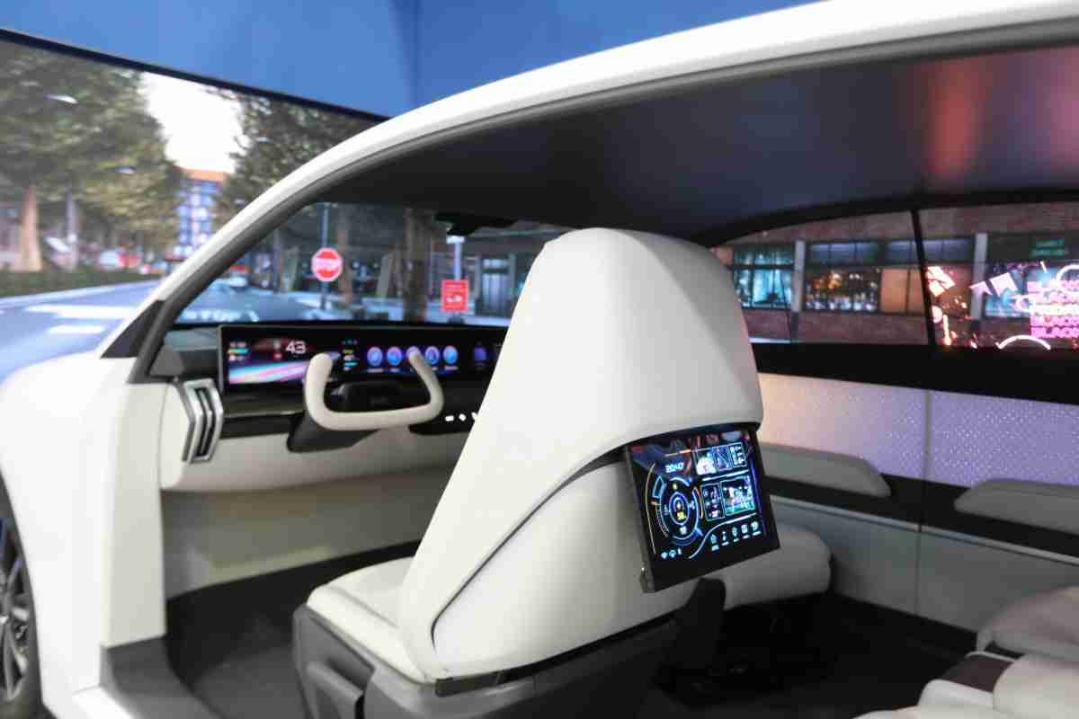 28国际的「可卷式后座娱乐显示器」加强后座乘客的感官体验，，，，并保有个性化设计，，，可依使用偏好进行动态调整。。。。