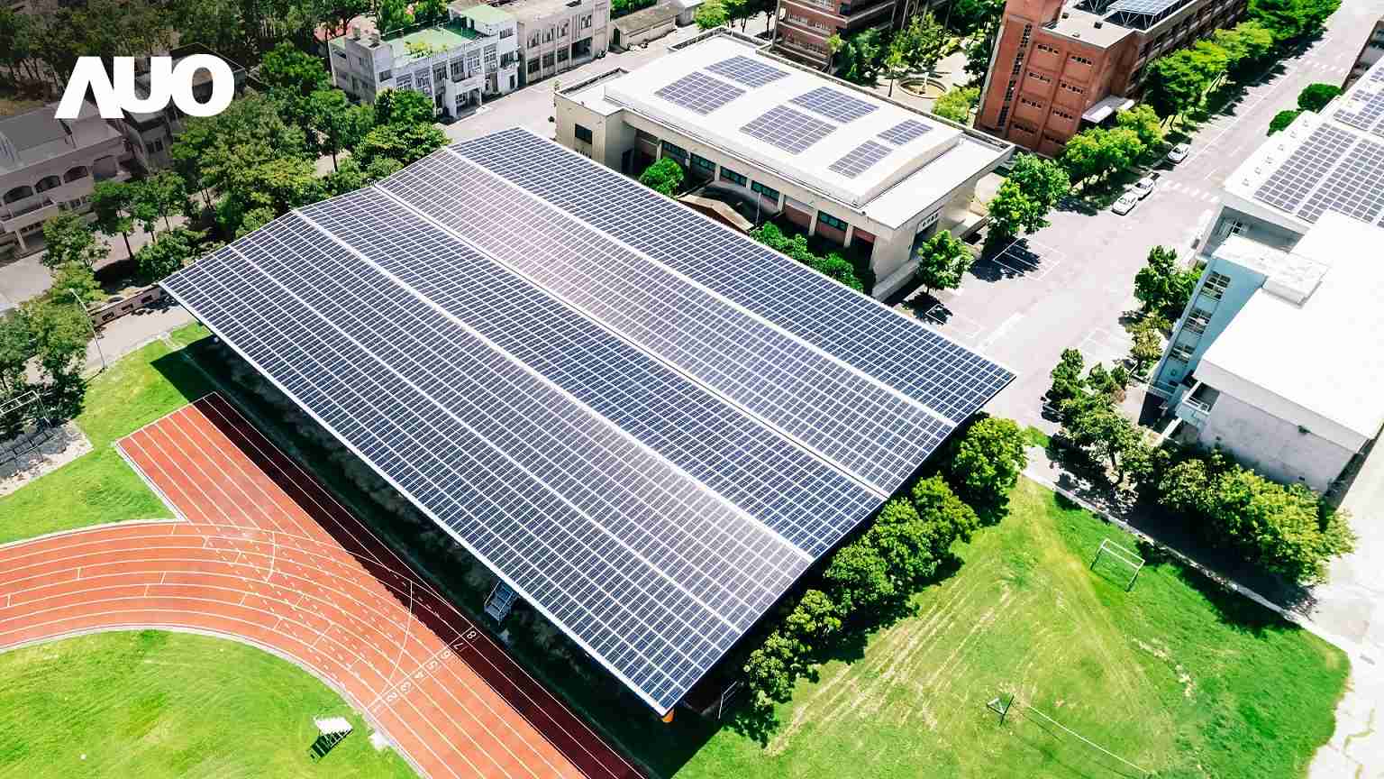 28国际SunSteel光电整合型浪板具备快速安装、、、轻量化优势，，可提升15%发电效能，，通过国际IEC与台湾VPC认证安全、、防漏、、耐候标准