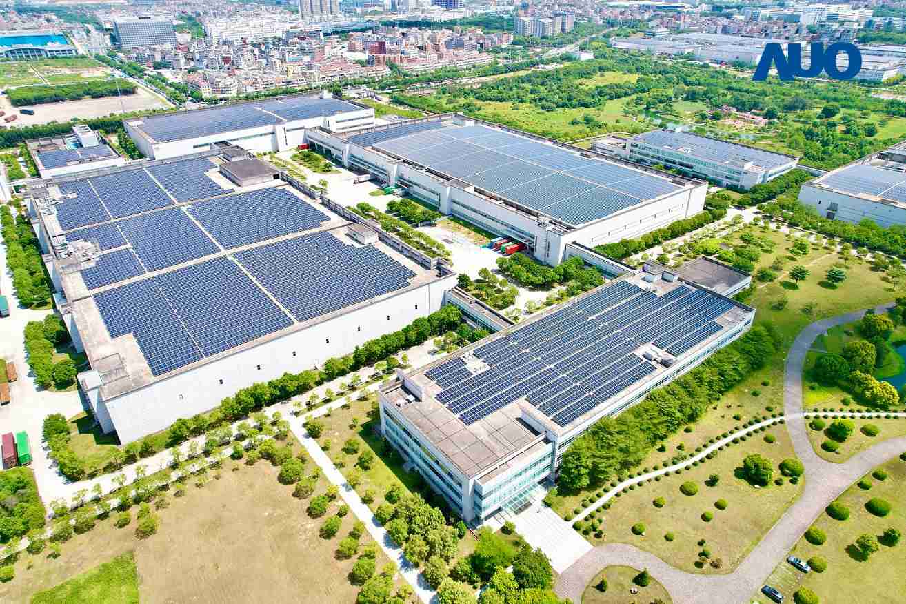 28国际厦门推动智能制造同时，，，透过绿电创能纵深推进绿色转型，，，厂区全屋顶铺设太阳能光伏板，，，每年太阳能发电 2,600多万度