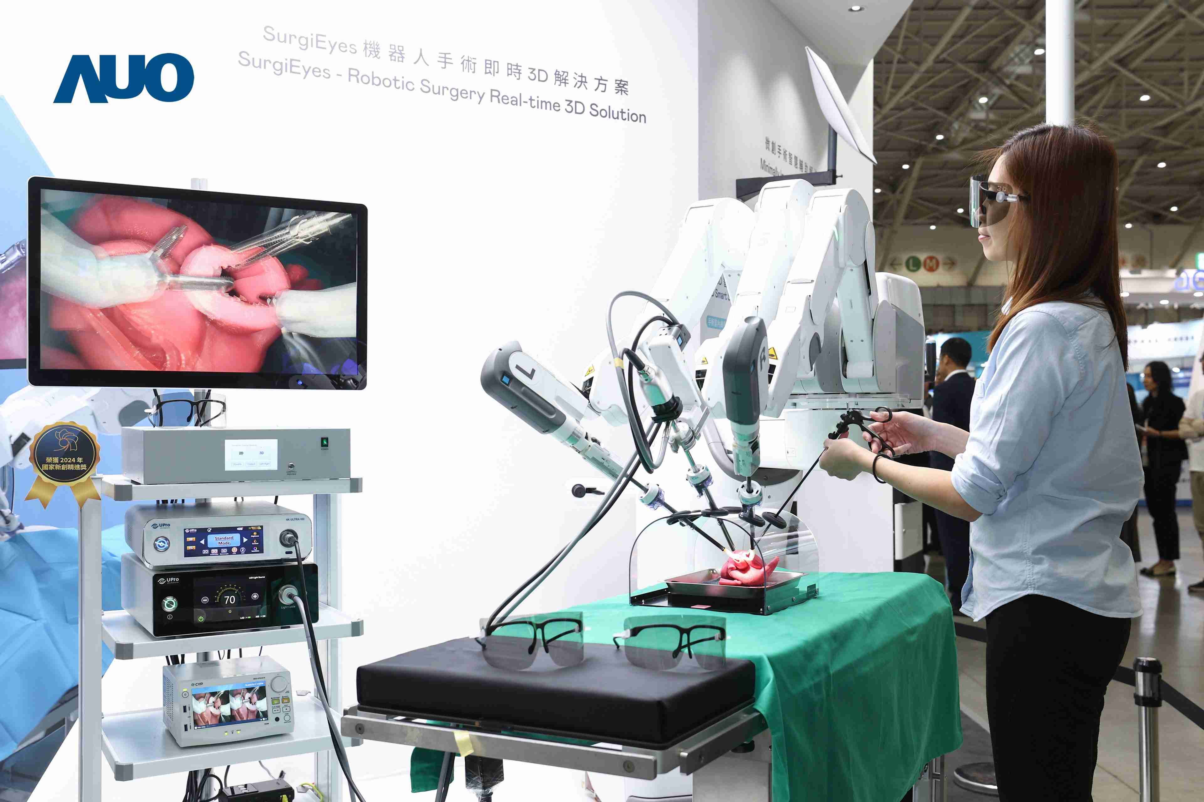 达擎以领先的3D显示技术推出〝SurgiEyes机器人手术实时3D解决方案〞，，，整合先进3D图像处理与独家3D垂直宽视角、、广色域的显示技术，，，手术团队可实时同步主刀医师视角看到清晰3D影像，，提升沟通效率与安全性。。