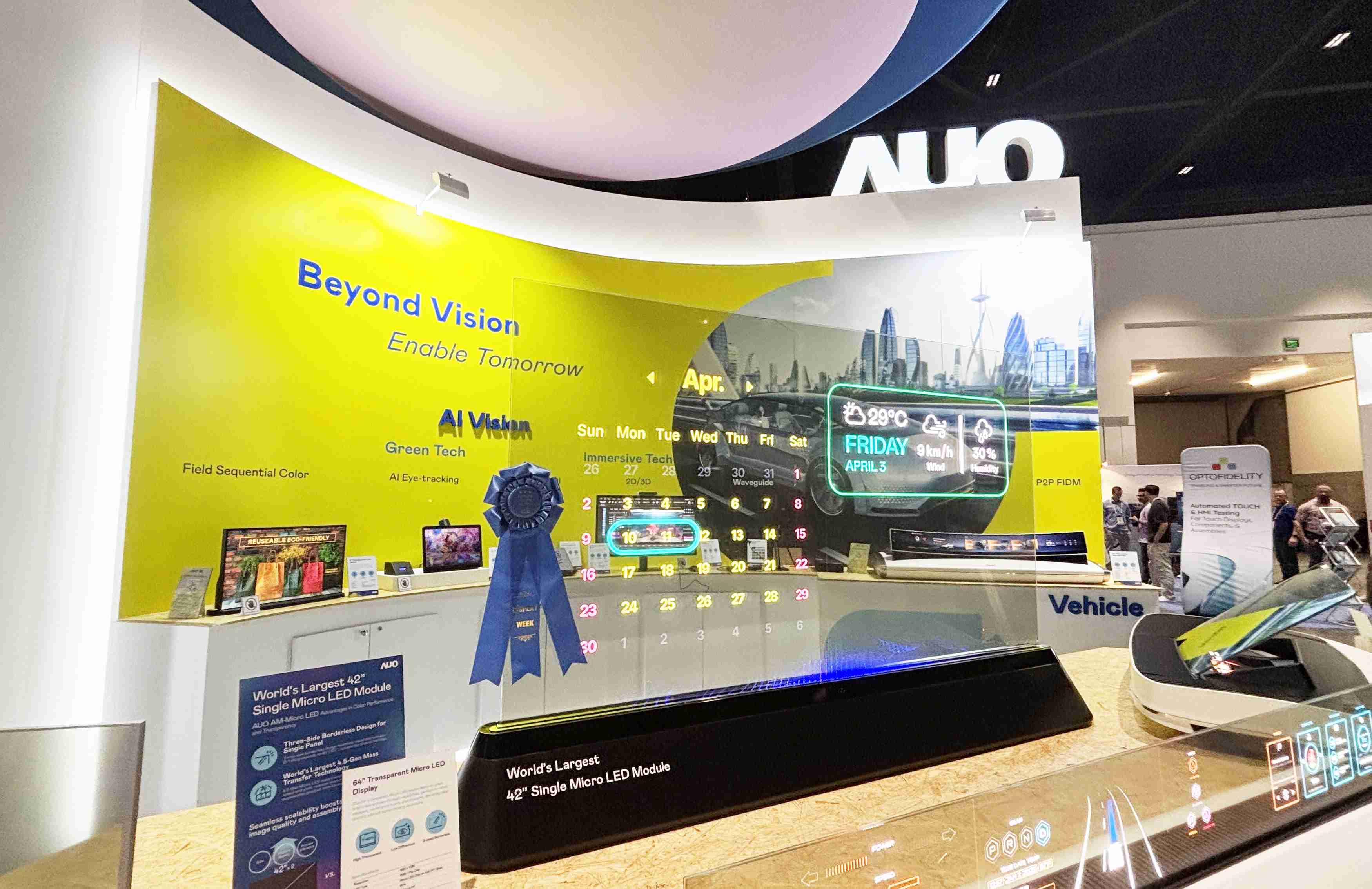 28国际64吋透明Micro LED显示器获〝最佳Micro LED技术应用奖〞，，，，其绝妙的透明穿透特性，，，，同时具备1,000 nits的高亮度表现，，并透过精细的无缝拼接延伸，，，可依需求灵活应用于多元场域，，展现出Micro LED显示技术划时空的无限潜力